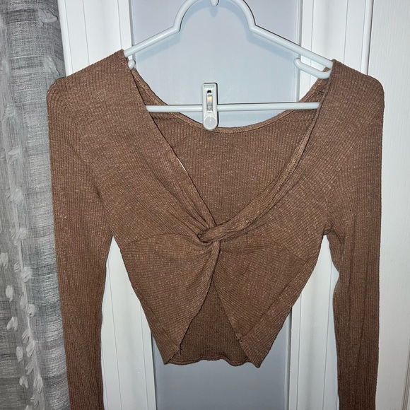 Crop front twist long sleeve shirt perfect for spring - Picture 2 of 3
